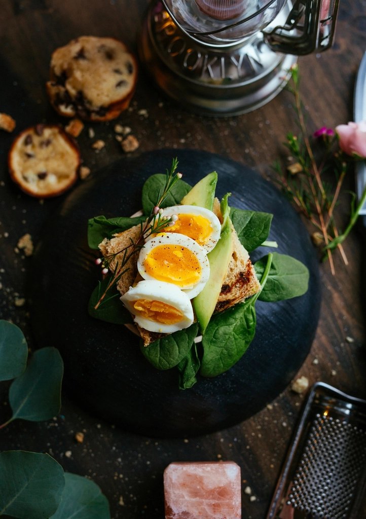 Tostada con huevo tibio y aguacate