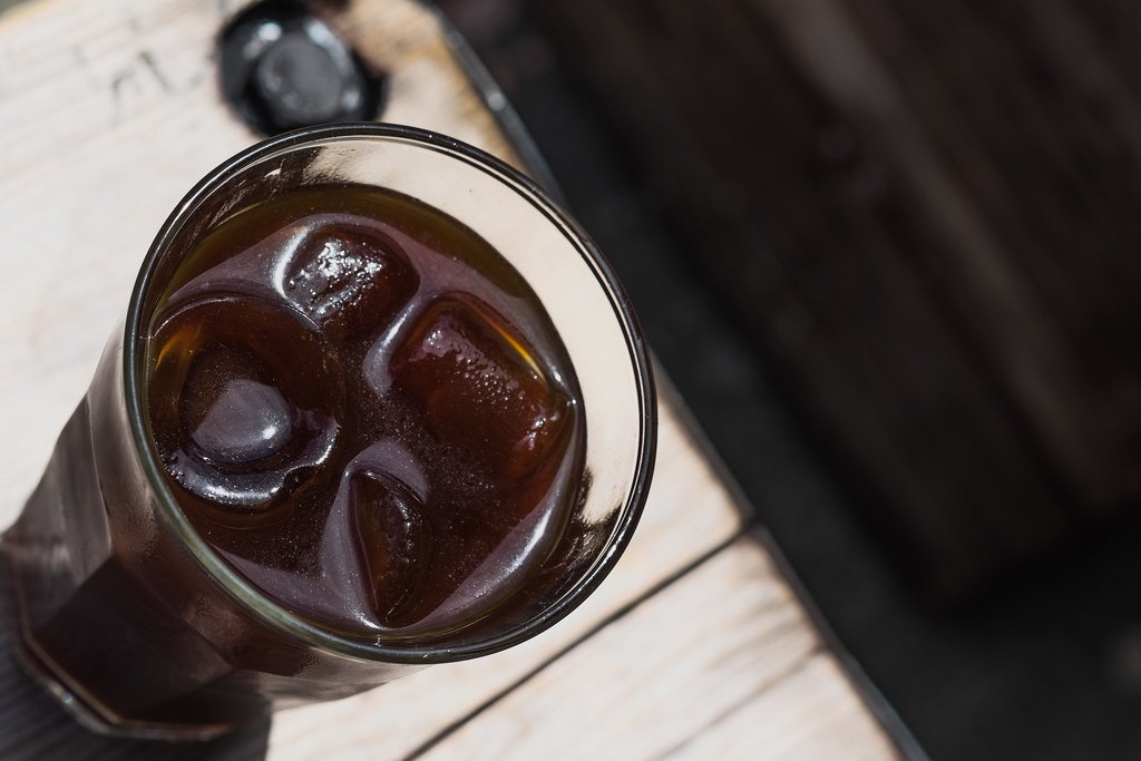 Cold brew con hielo en vaso de vidrio