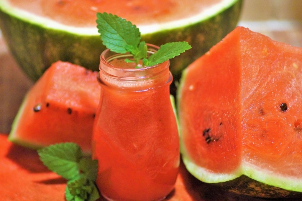 Jugo de patilla con hierbabuena
