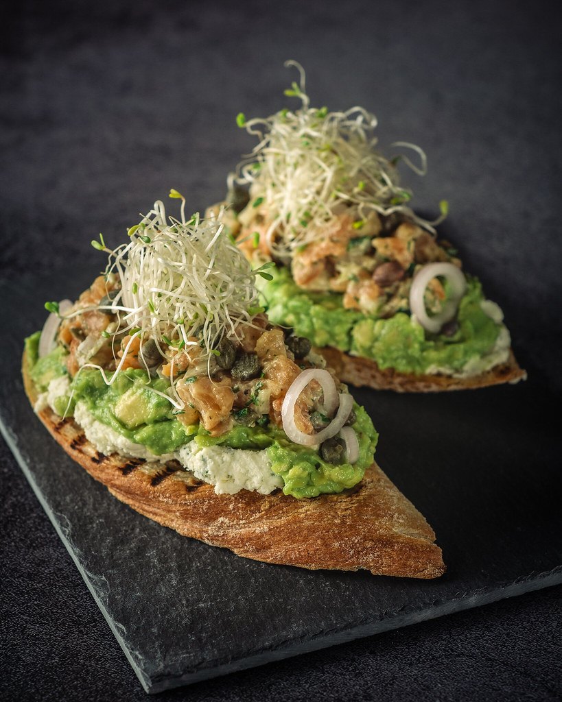 Tostadas de aguacate con germinados